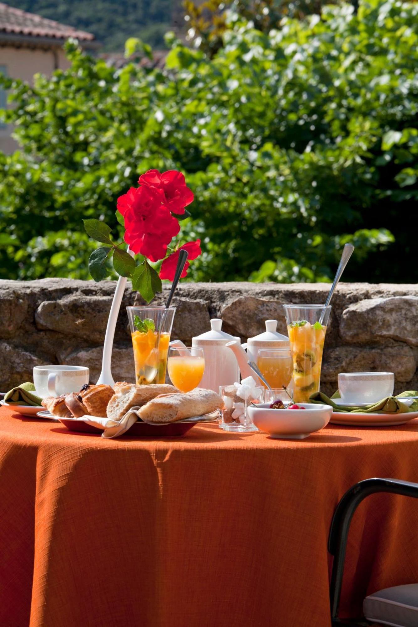 Le Castellas Hotel & Spa - Teritoria Collias Bagian luar foto